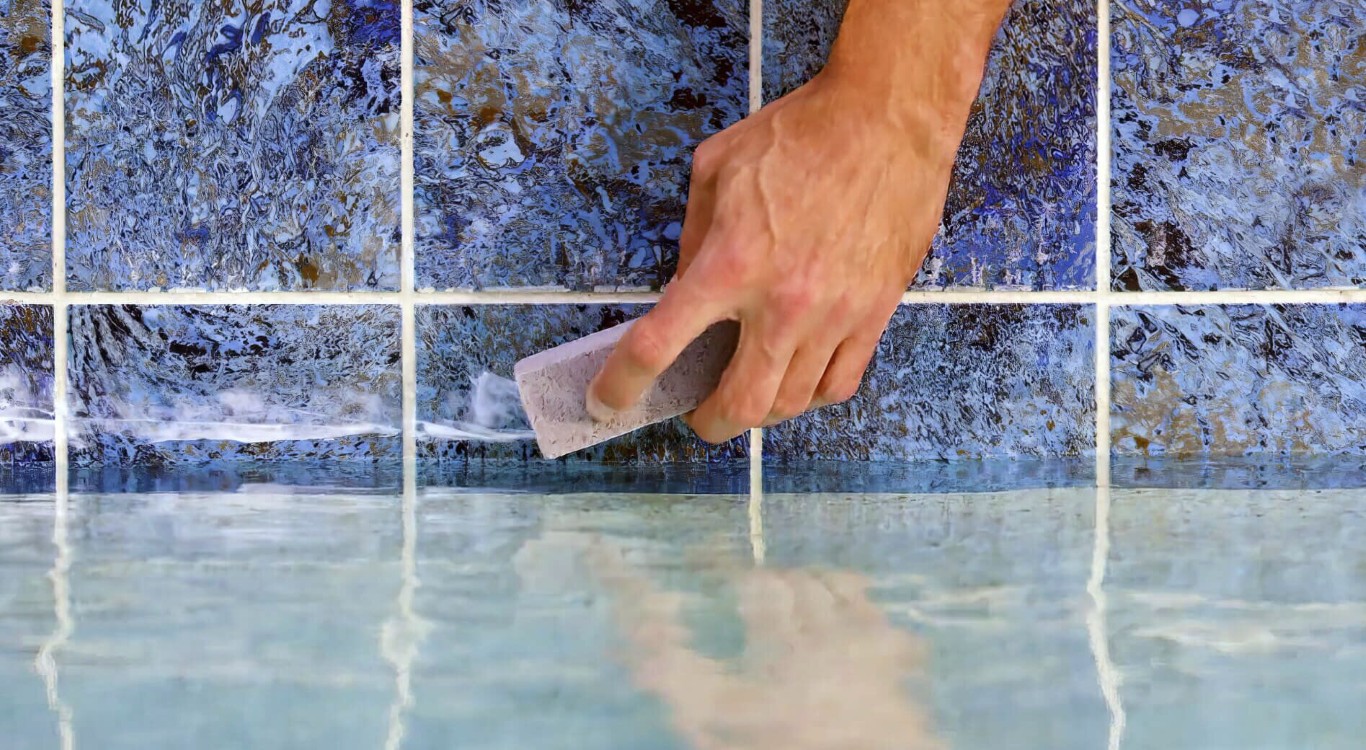Pool tile cleaning and calcium scale removal in Pico Rivera, CA